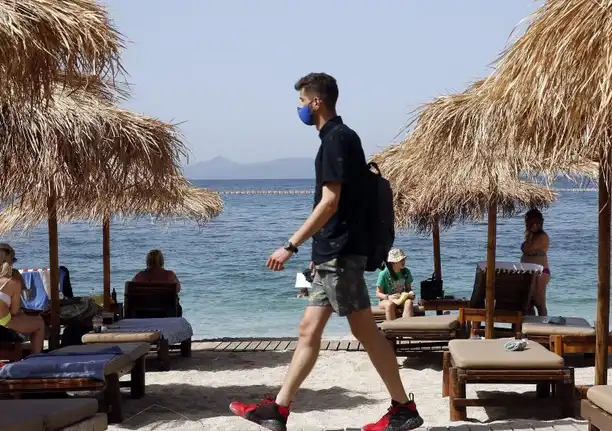 Бум на COVID по морето, лекарите посочиха типичните сиптоми