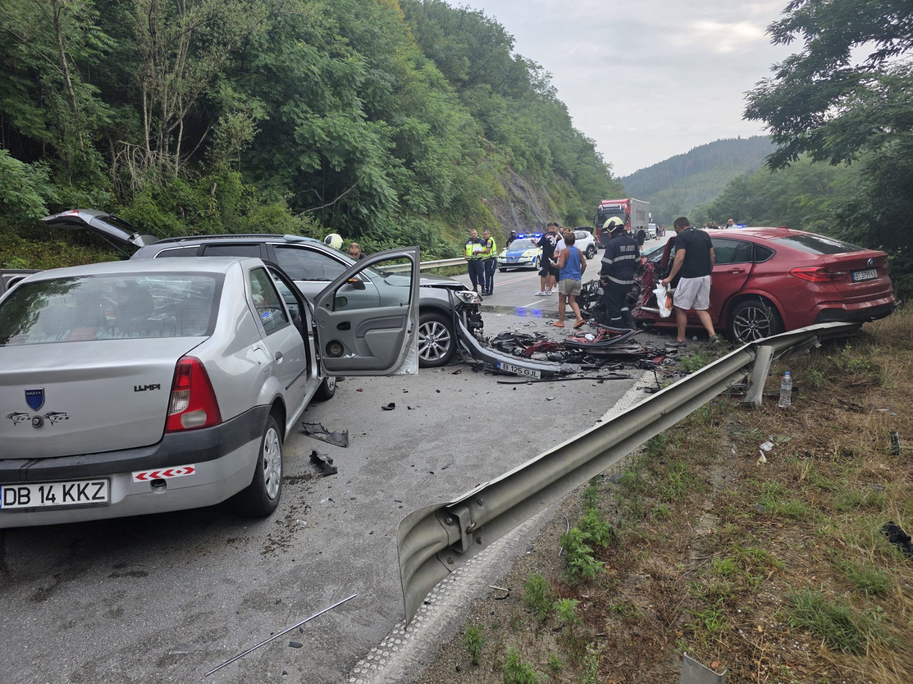 Верижна катастрофа на „Хаинбоаз”, има 10 пострадали, сред които и деца (СНИМКИ)