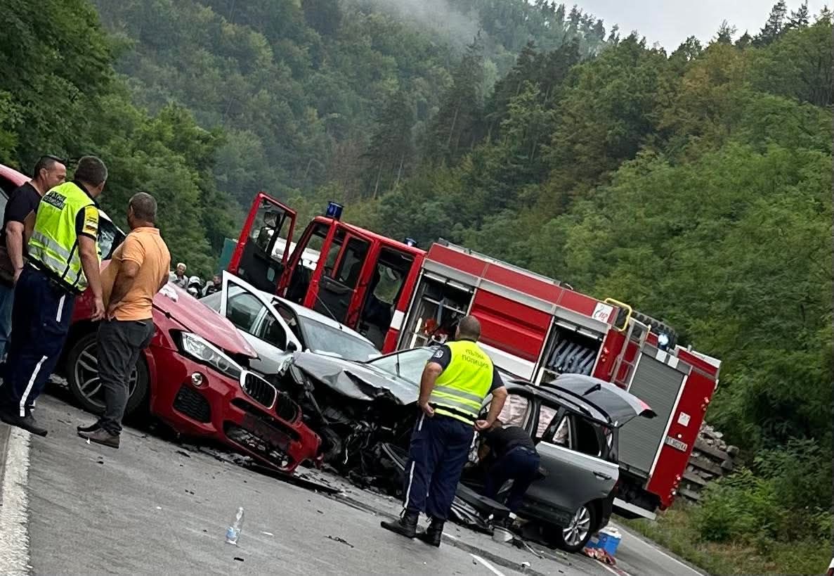 От последните минути! Тежка верижна катастрофа, линейка лети към мястото