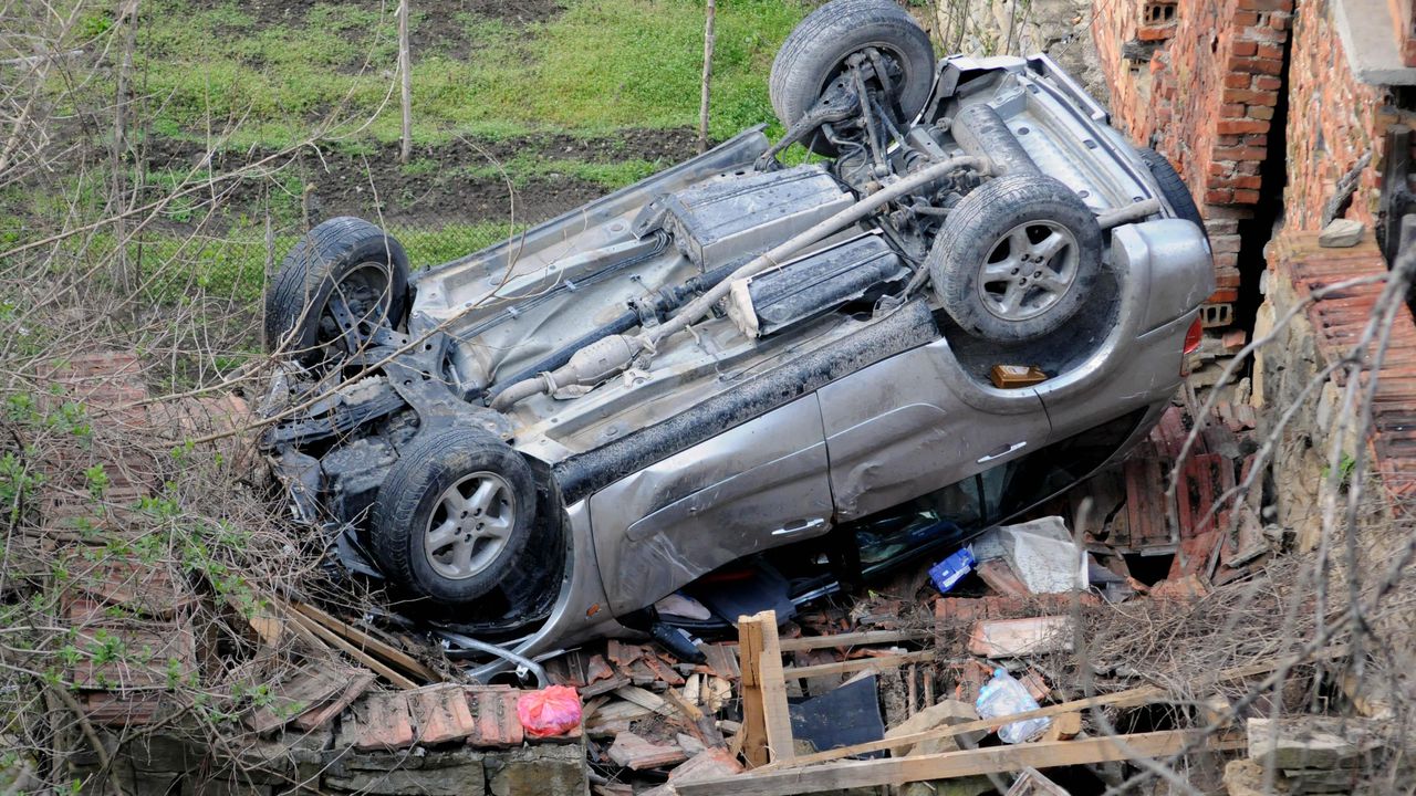 Кола изхвърча от пътя и се преобърна по таван в Монтанско, има загинала