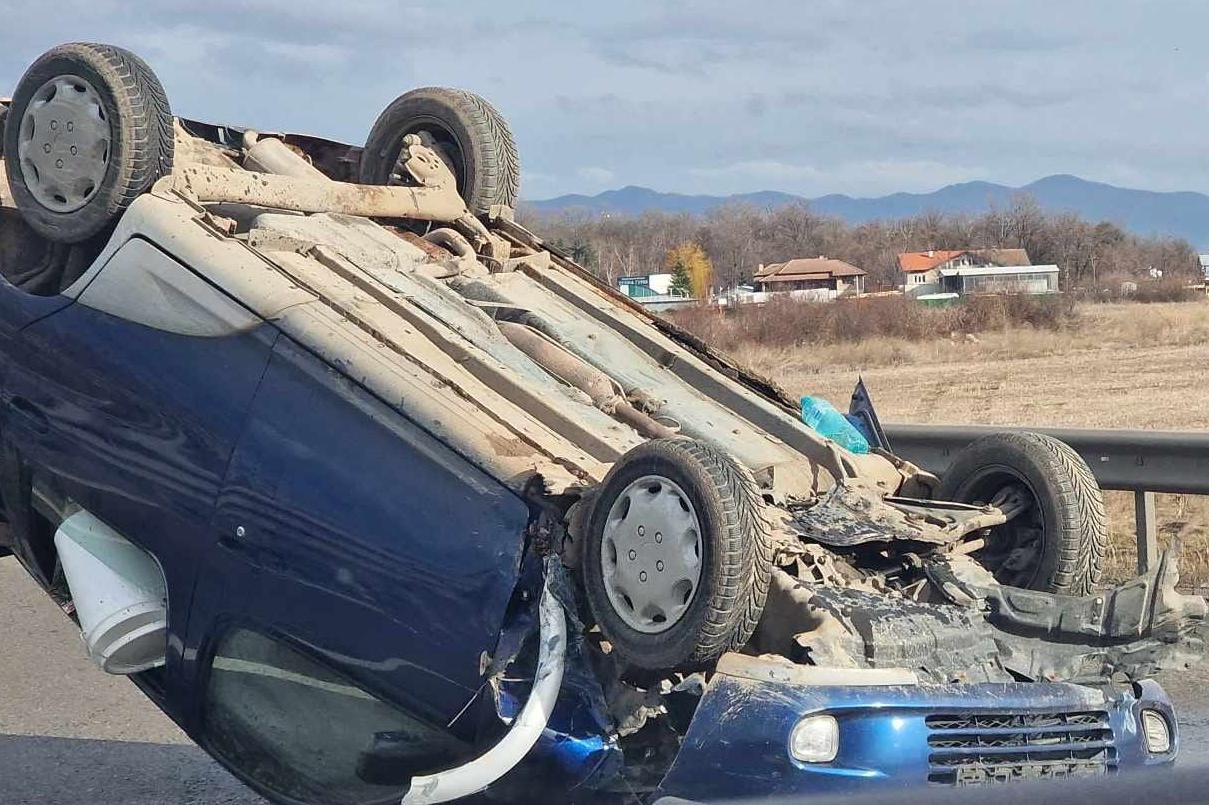 Обърната кола затруднява движението по Околовръстн... - Столица.bg