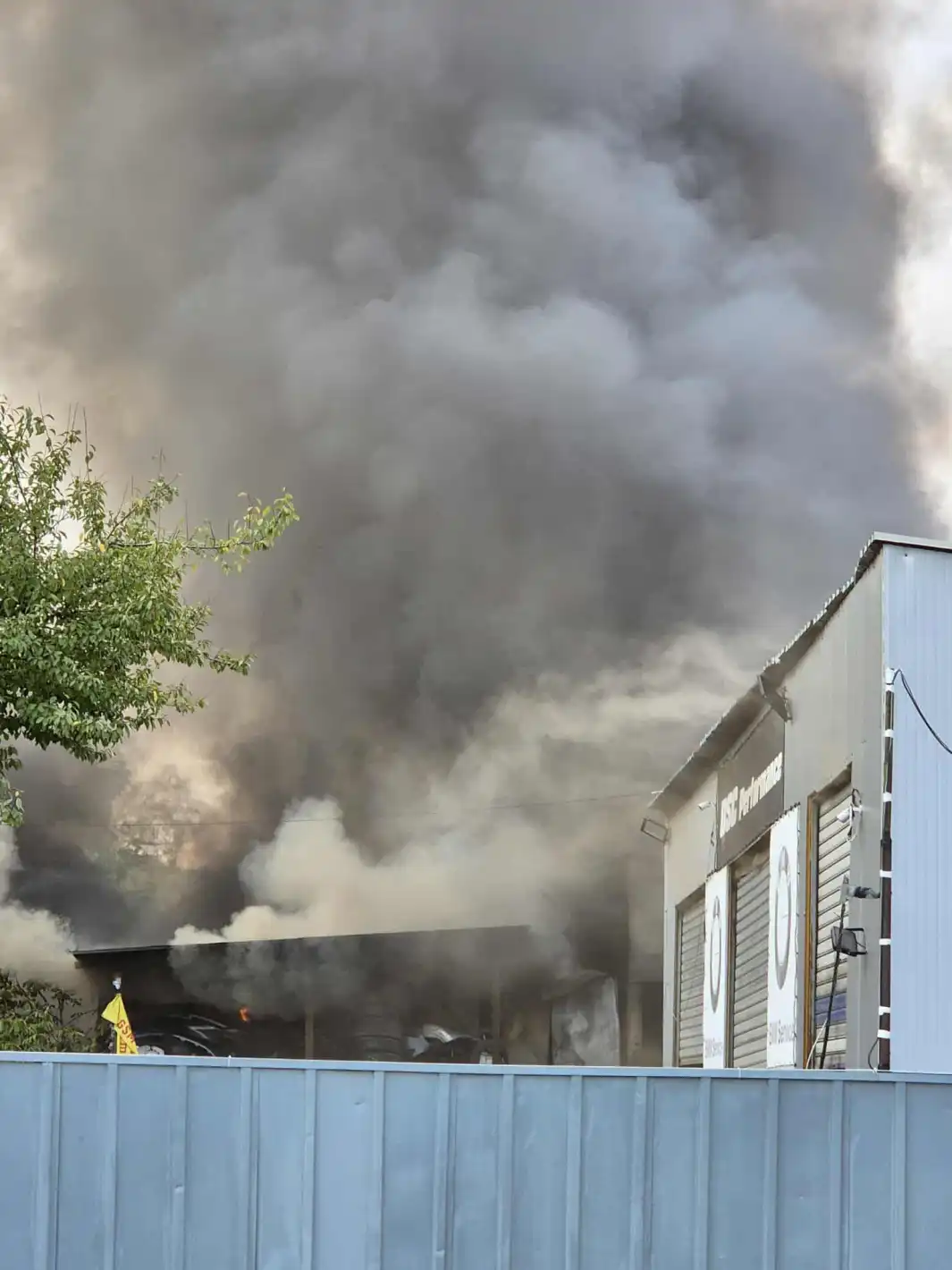 Извънредно: Голям пожар бушува, летят пожарни