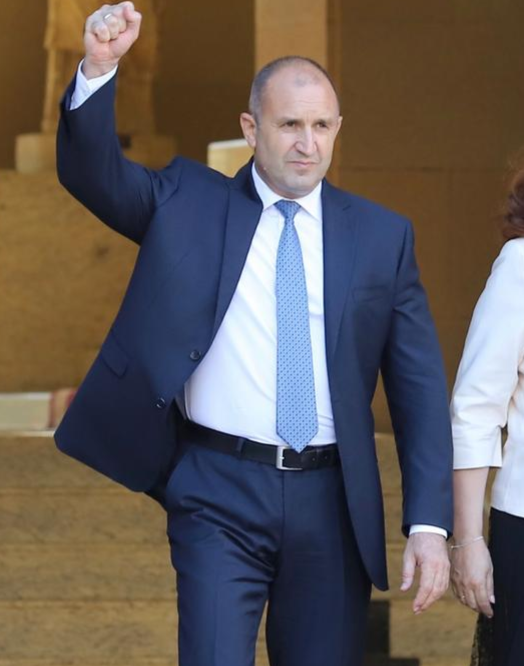 Край, Румен Радев се появи и ги попиля всички