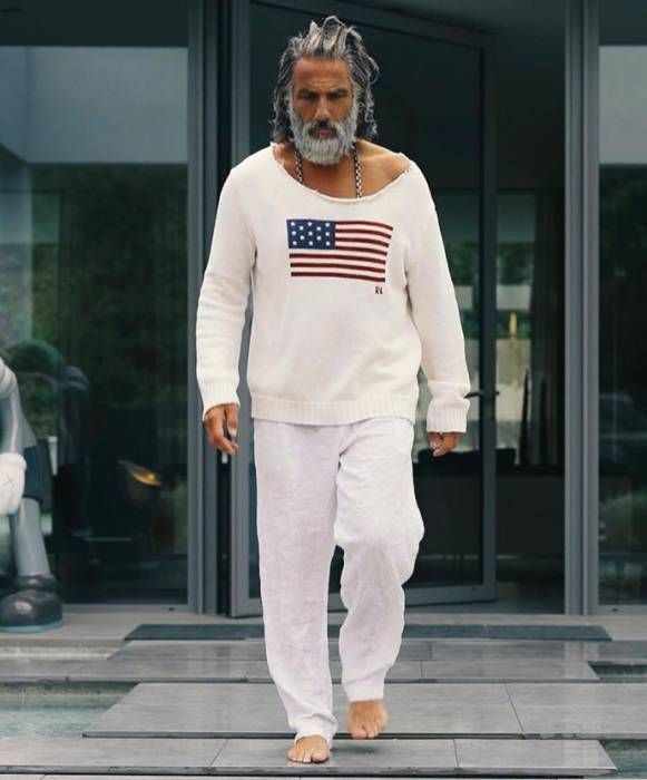 Най-мистериозният мъж в интернет, който никога не говори: Богат, неприлично красив, а жените падат в краката му!