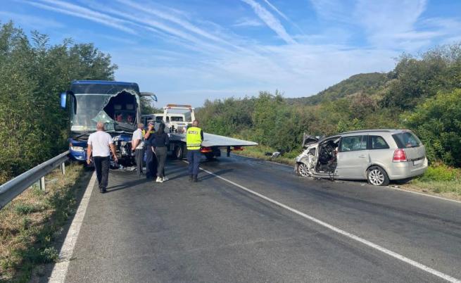 Извънредно: Автобусна катастрофа, хвърчат линейки и полиция