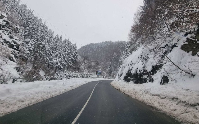 Над 400 машини почистват републиканските пътища от сняг - По света и у нас - БНТ Новини