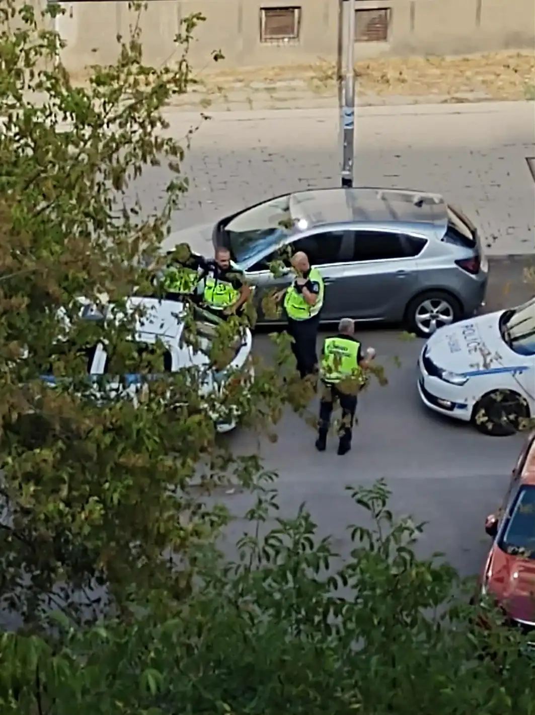 Извънредно: Почерня от ченгета в столичен квартал, тръшнаха на земята…