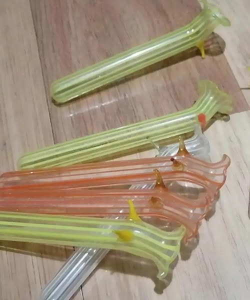 Какво, за бога, е това… намерих го в шкафчето със съдове на баба ми