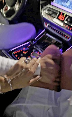 Влюбените не се изпускат и за секунда