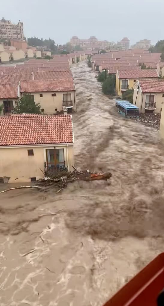 Какво се случва! Нов циклон току-що удари Несебър и Свети Влас, издирват се хора с лодка между вилите
