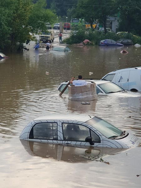 Колите са под вода в любим наш град, бурята скоро удря..