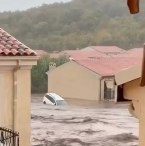 Кола с двама души в нея е била отнесена в морето. Разбра се откъде е жертвата на приливната вълна