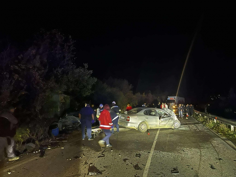 Извънредно! Зверска касапница затвори пътя между Враца и Криводол, човек изхвърча при удара /снимки/