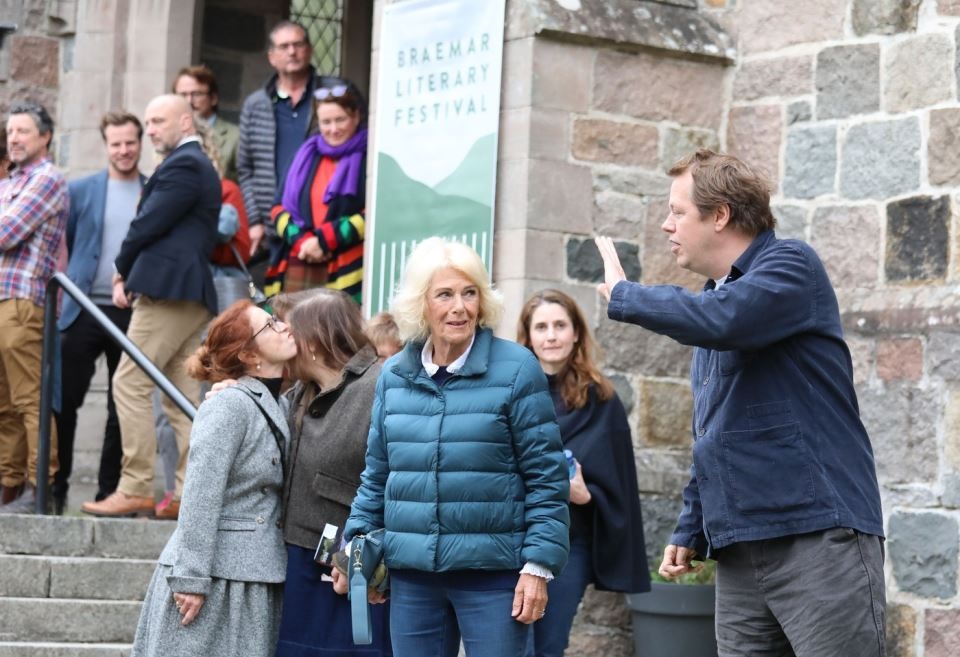 кралица Камила в дънки