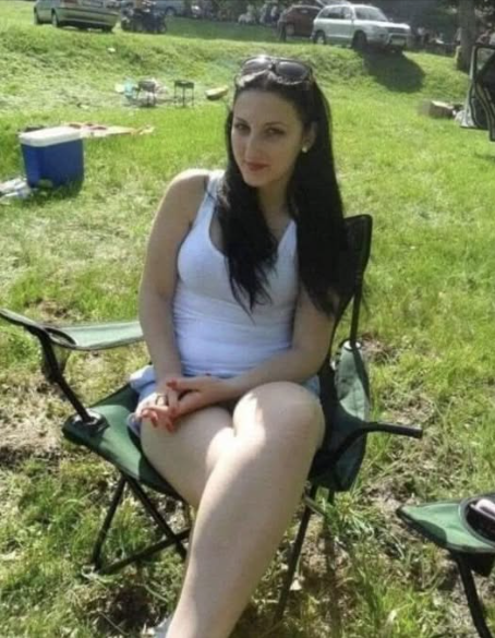 Влязох в къщата, все още здраво хваната за ръката на Василе.