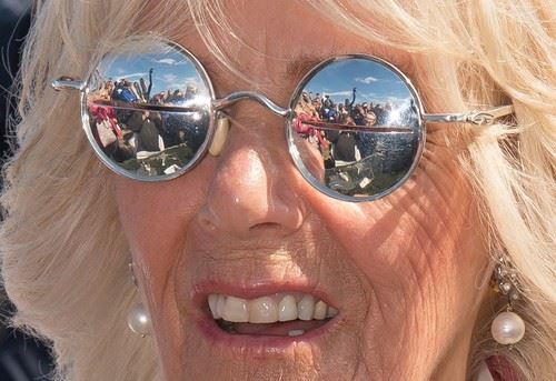 Кралица Камила обу тесни дънки и видяхме извивки, които не подозирахме, че притежава: „Изглежда с 10 години по-млада“