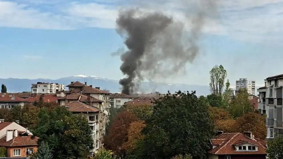 Огромен пожар лумна в София, хвърчат пожарни