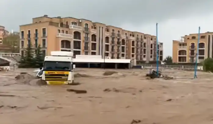 Слънчев бряг е под вода! Сред пострадалите е семейството на Марти и Христина Видео