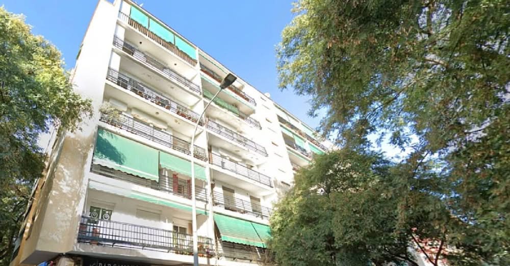 Пенсионер е лежал мъртъв в жилището си 15 години. Той е открит само защото след обилни валежи балконът под апартамента му е бил наводнен