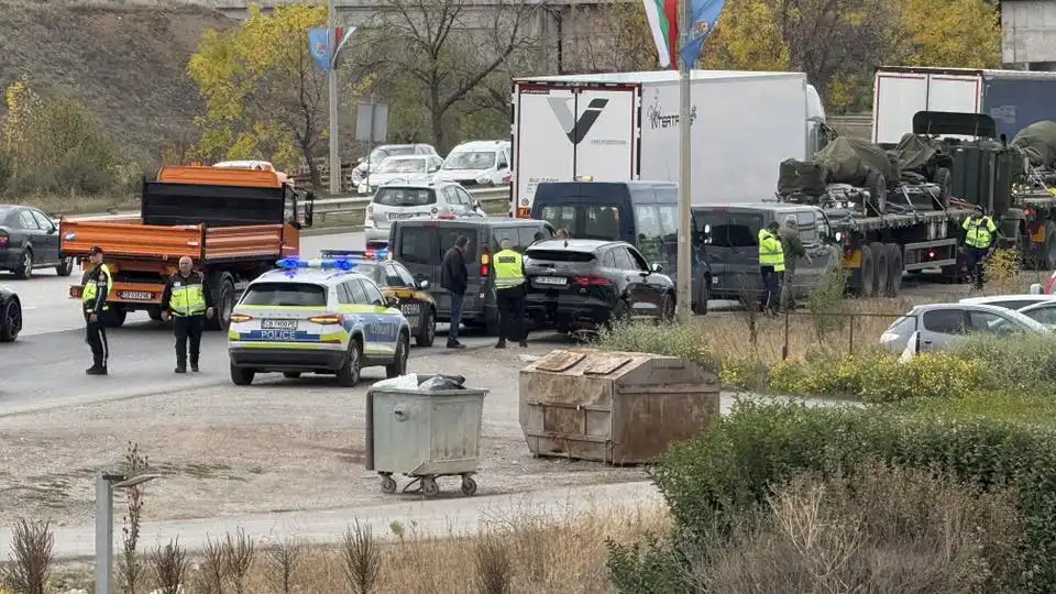 Меле с военен конвой и Jaguar в София
