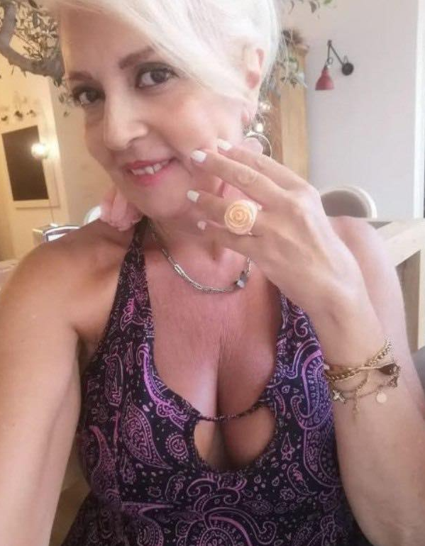 Отидох да се срещна с моя приятел от разстояние за първи път – но жена му отвори вратата вместо него