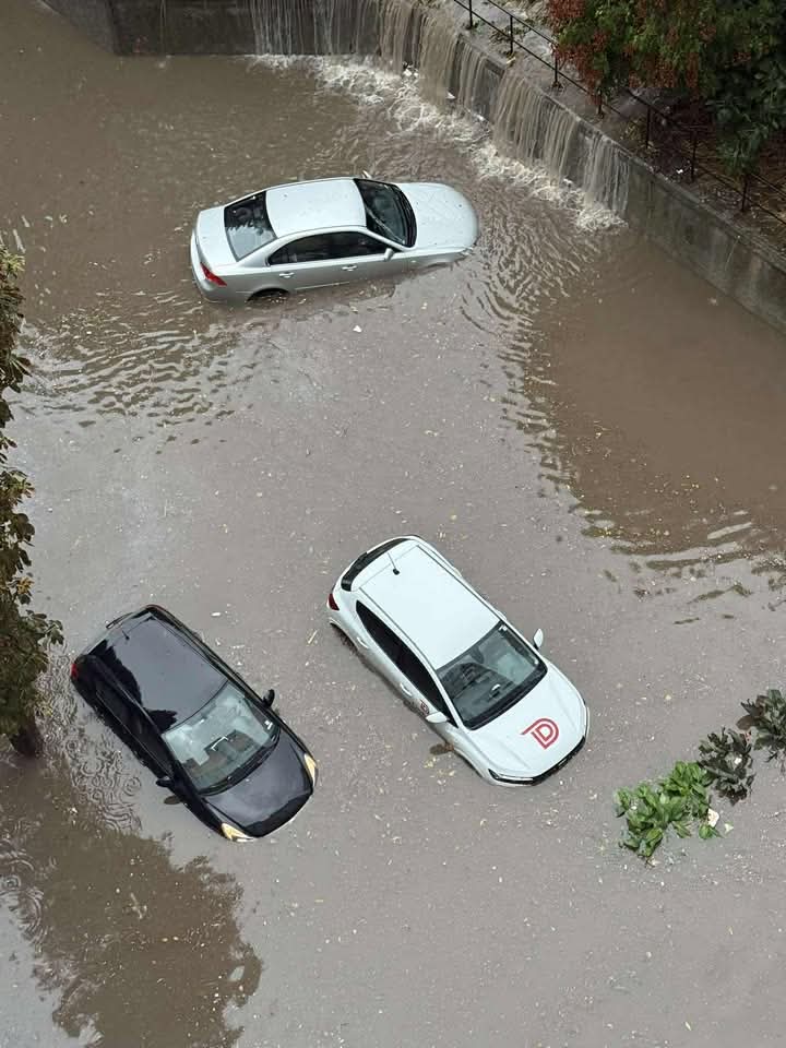 И Бургас е под вода -Положението е критично в някои точки