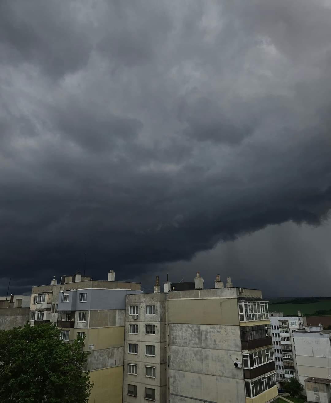 Започва се: Буря удря първо тези градове в България, очаква ни дъжд /СНИМКИ