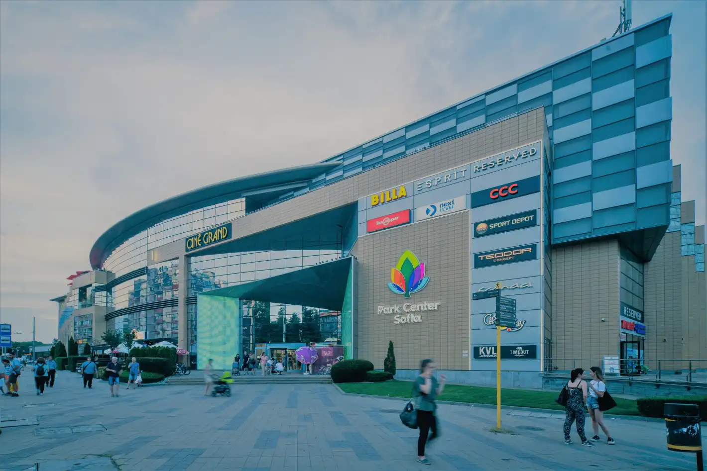 Извънредна ситуация в столичен мол, масово евакуират хората