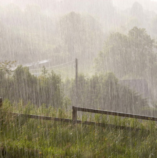 Нови порои ни очакват утре! НИМХ с предупреждение за оранжев код заради силни валежи в части на България