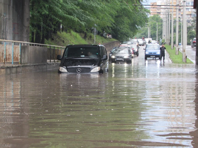 Потоп и в Русе! Градът се превърна в езеро, автомобили изчезват под вода Снимки