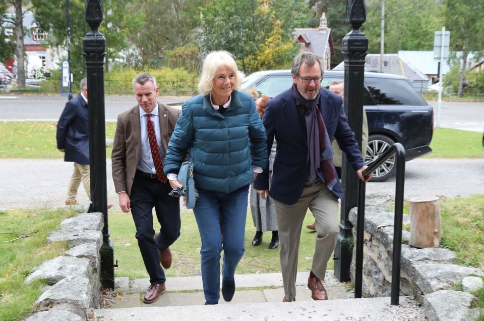 Камила тесни дънки