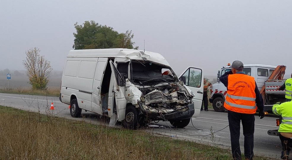 Извънредно: Микробус се е разбил при тежка катастрофа — има загинали