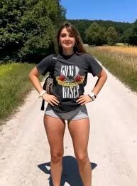 Разстоянието между краката на една жена показва, че тя…