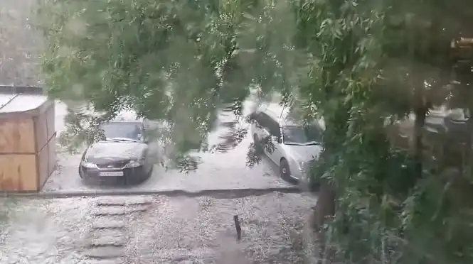 Мощна градушка удари в този БГ град, за минути всичко побеля