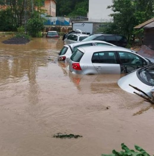 Свирепа стихия удари това място у нас, улиците станаха реки