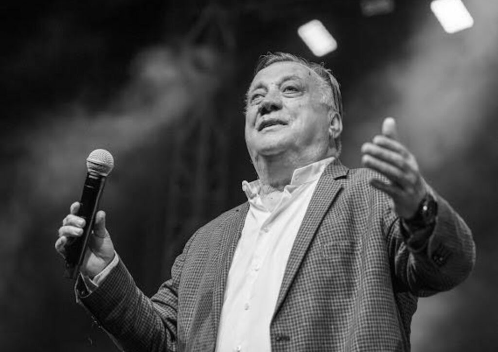 Издъхна известен певец, обичан и в България