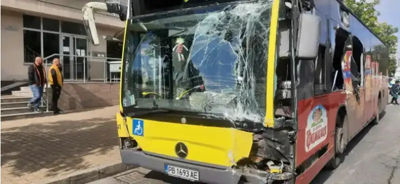 Паника в Пловдив! Челен удар между два автобуса, пълни с пътници СНИМКИ