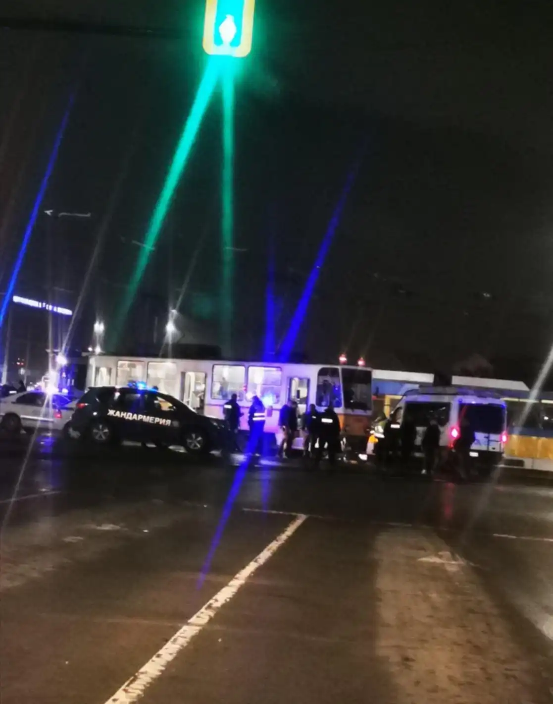 Първо в БЛИЦ! Жесток удар край Централна гара в София, два трамвая размазаха... Снимки