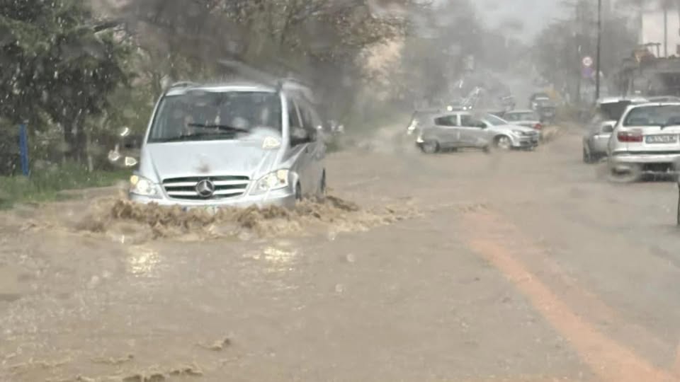 Мощен порой удави този наш град току що, всичко е под вода.