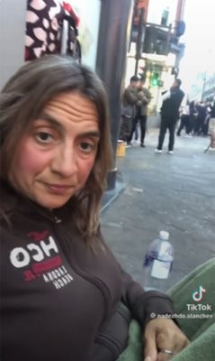 Тризначката Надежда, докато проси в Лондон: Правя го, за да…