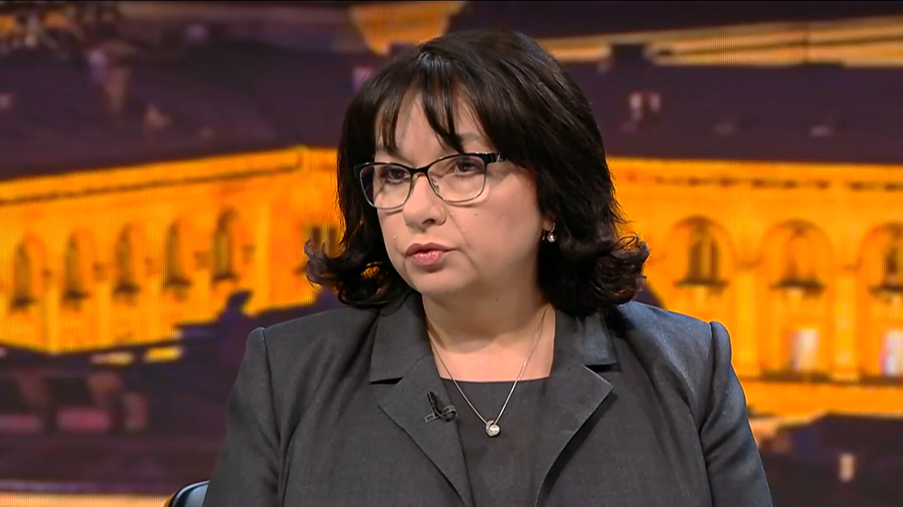 Всеки, освен държавните служители, ще получава поне с 55 лв. по-малко от догодина заради…