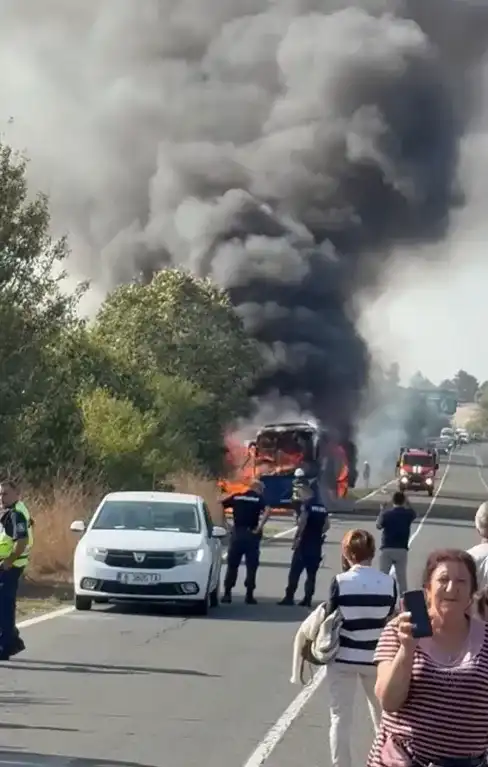 Извънредно! Автобус се запали