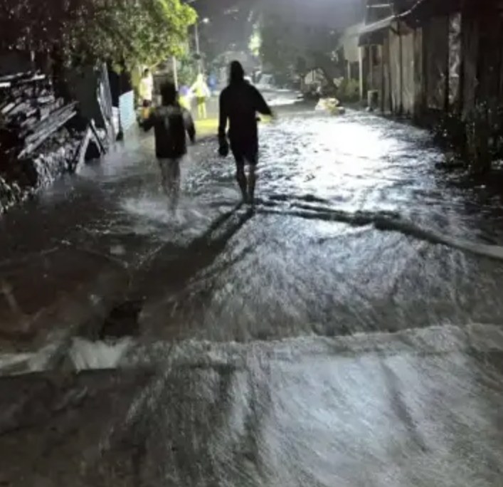 Започна се! Мощна стихия ударu товa място у нас, улиците станаха рекu