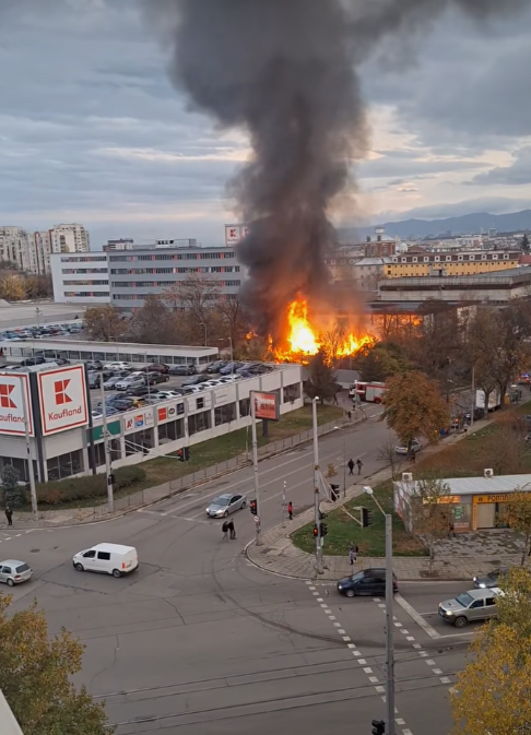 Извънредно: Голям пожар бушува, летят пожарни