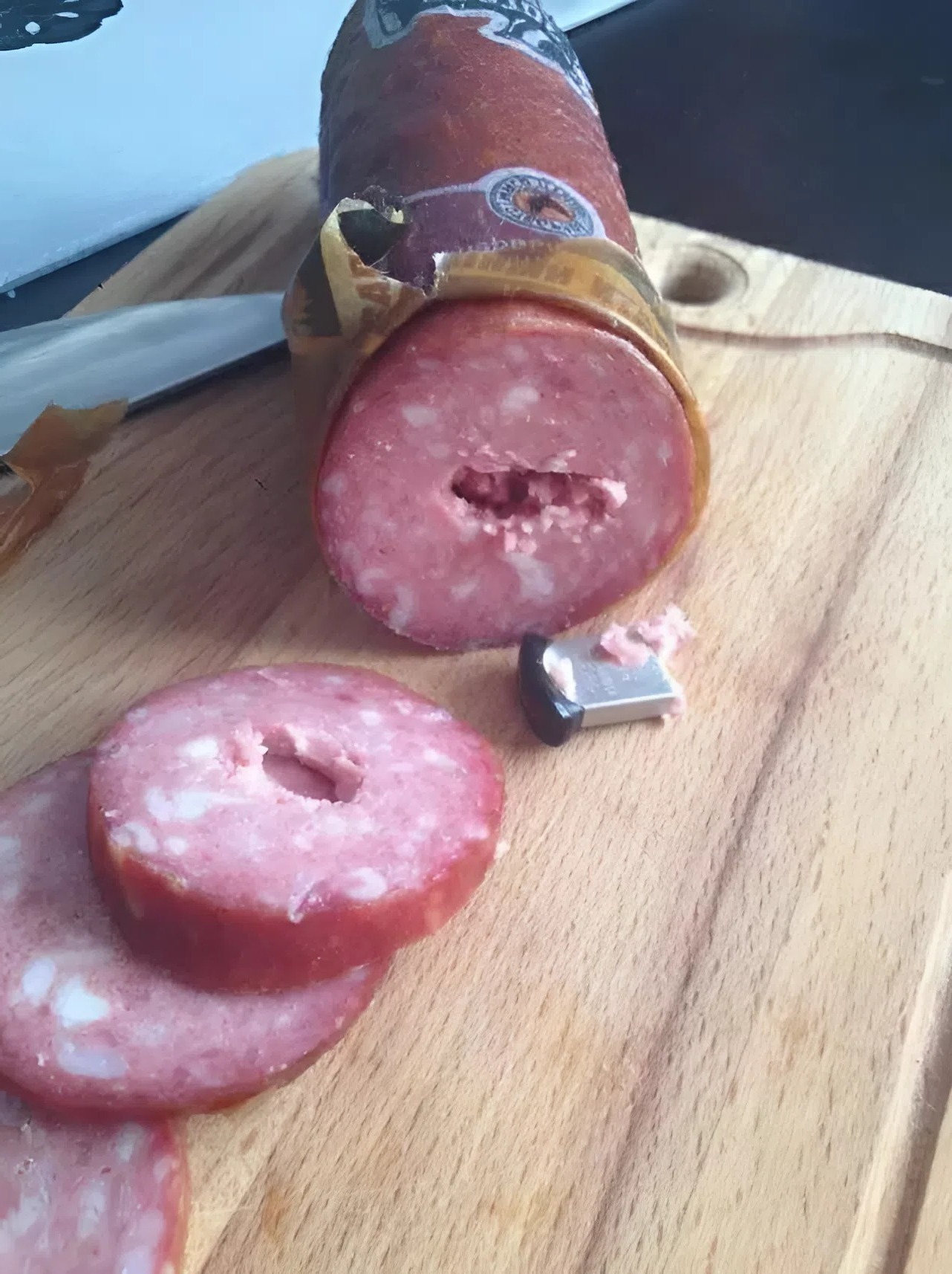 Вчера си купих от магазина обикновен колбас — нищо особено, просто исках да си направя няколко сандвича….