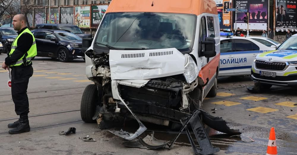 Извънредно: Зверска катастрофа с линейка, пълно е с линейки