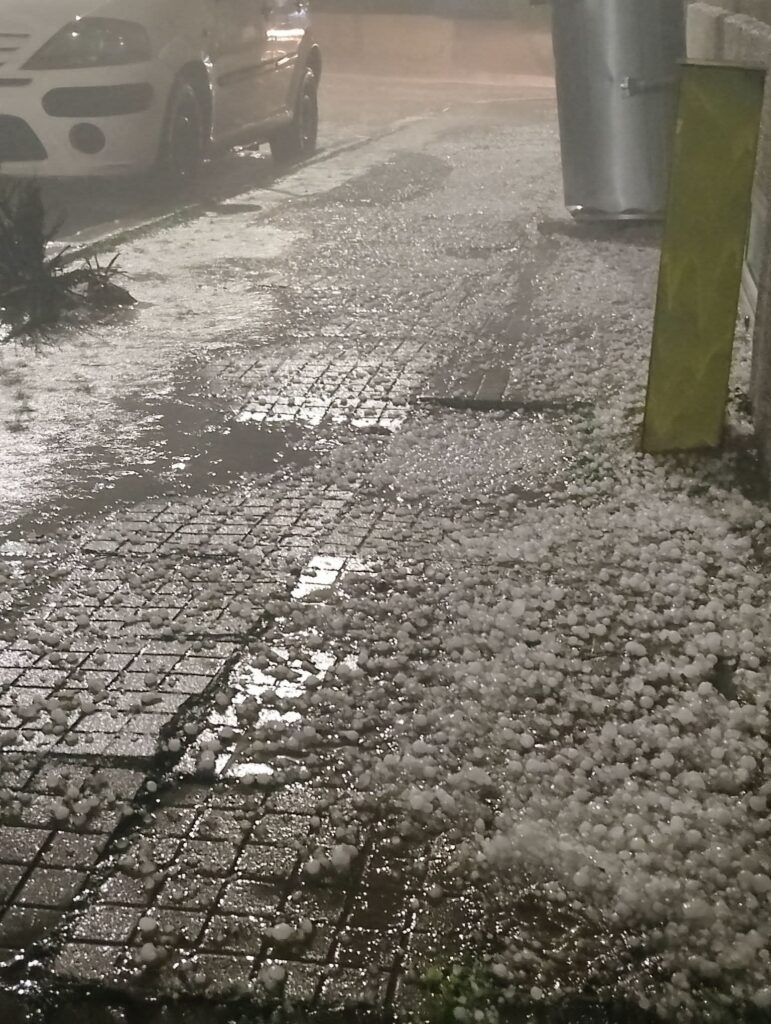 Мощна стихия удари наш град, всичко побеля за секунди