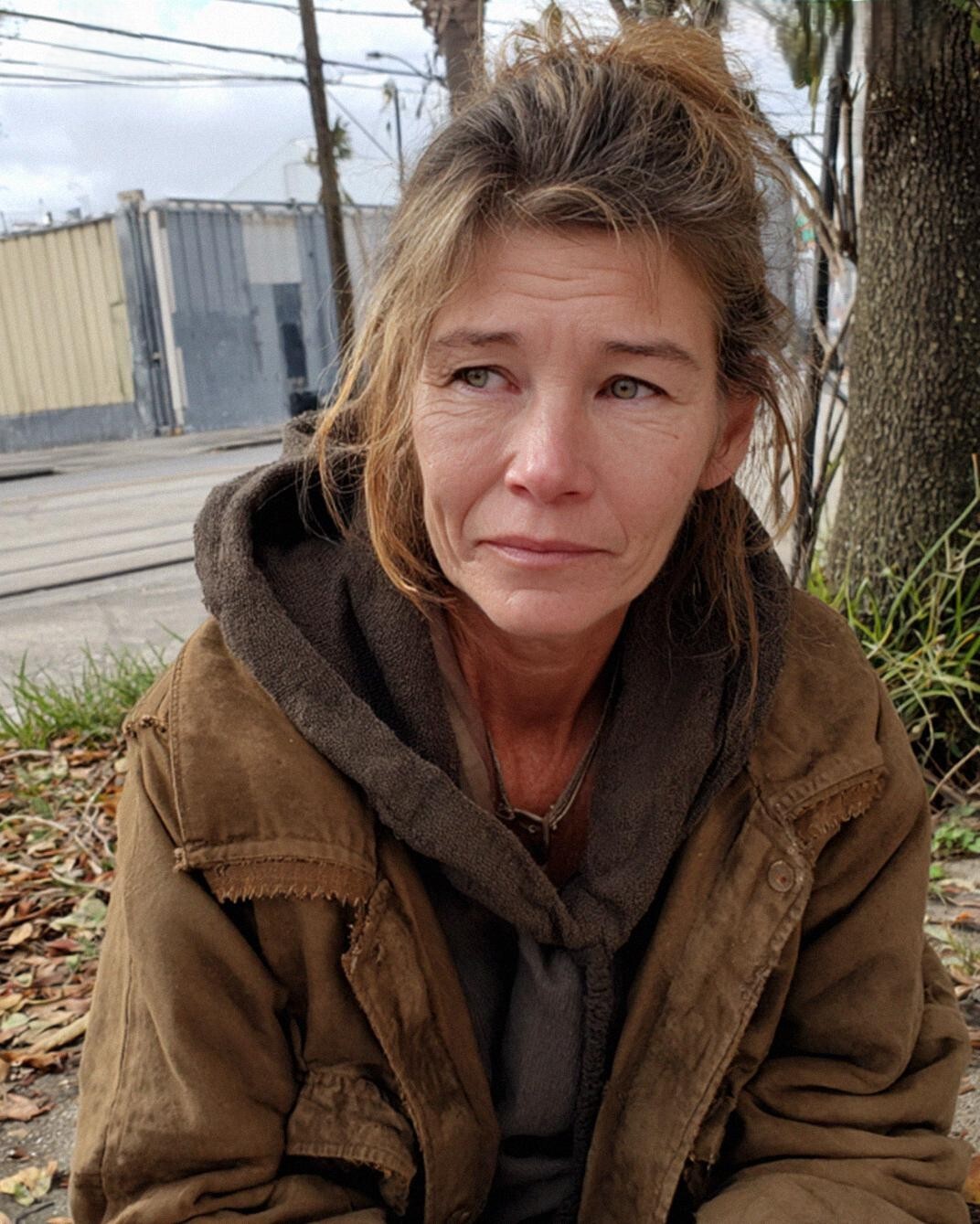 Дадох якето си на бездомна жена в Деня на благодарността – две години по-късно тя застана на прага ми с черна раница и усмивка, която няма да забравя.