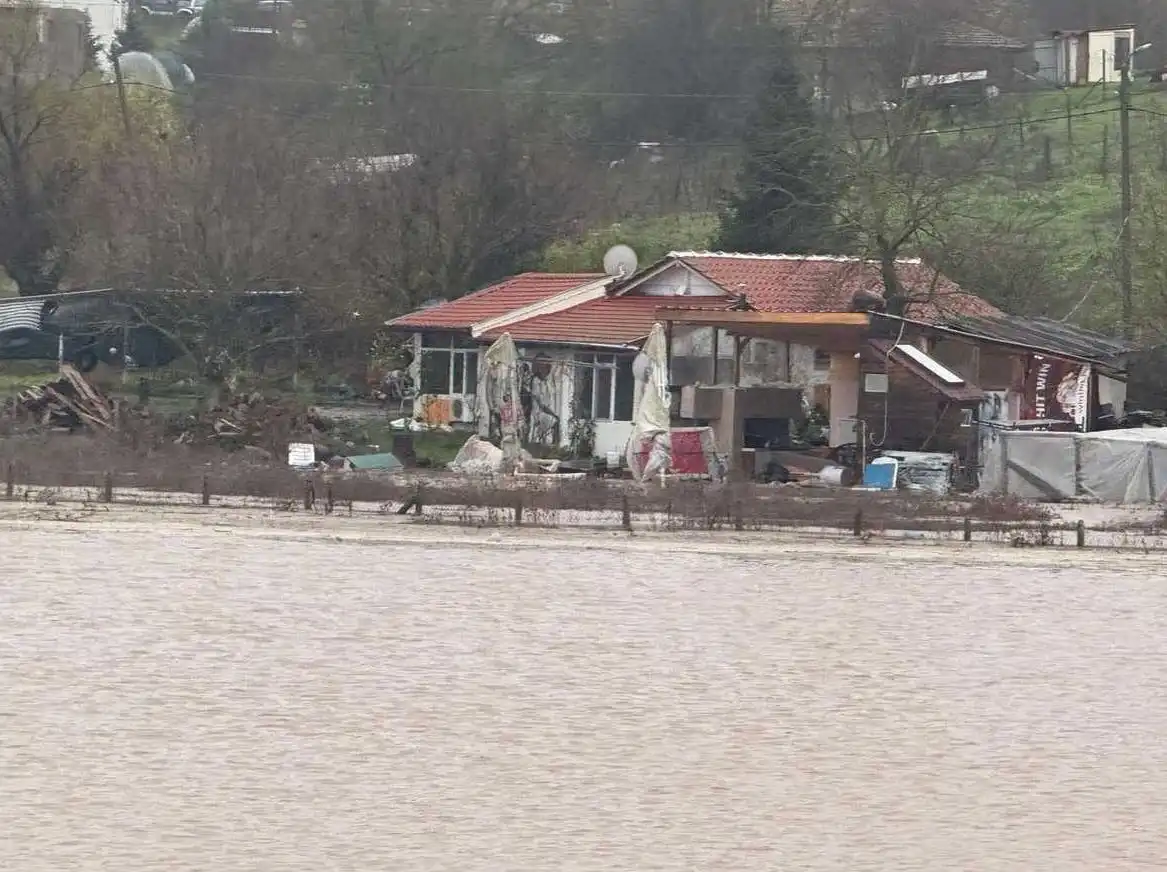 Извънредно! Дигата на река Изворска се скъса, евакуират..