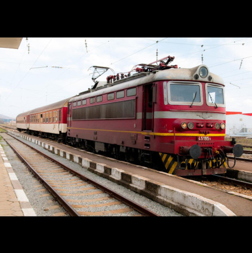 Потресаващо навръх Стефановден: Влак уби жена и дете край Сливен